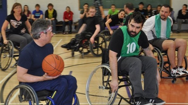 Du basketball en fauteuil roulant à l’École secondaire de Rivière-du-Loup