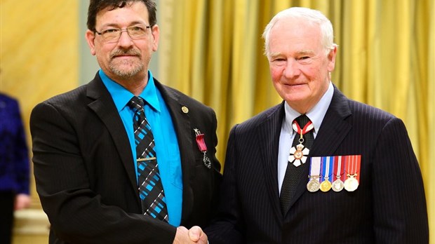 Robert Colmor reçoit la Médaille de la bravoure