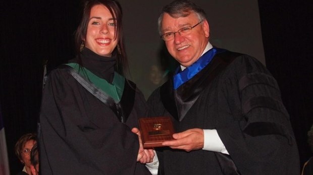 La médaille d'or de l'Institut forestier du Canada à Natacha Sénéchal, de St-Jean-de-Dieu