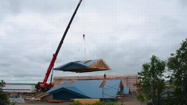 Un toit de 29 tonnes s’envoie en l’air