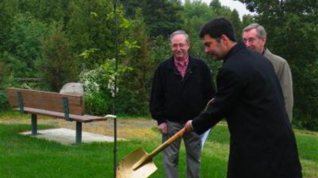 Mario Dumont plante un arbre souvenir à Cacouna