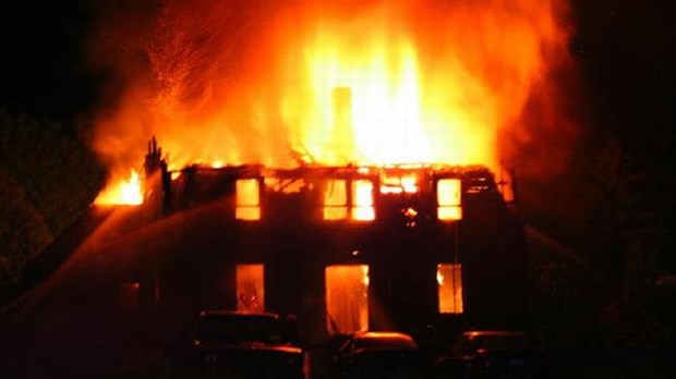 Décès d'un homme de 63 ans dans un spectaculaire incendie à Rivière-du-Loup