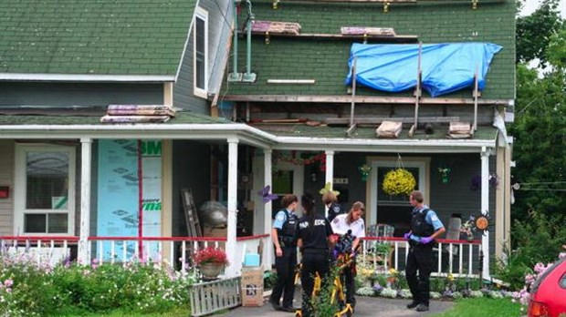 Un homme se blesse en tombant d'un toit