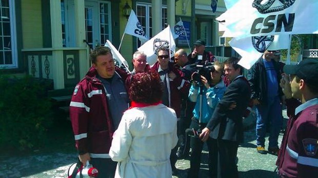 Les paramédics manifestent
