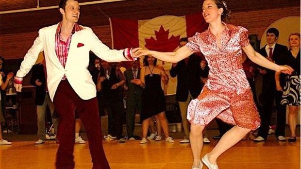 Danse acrobatique et musique swing sur la rue Lafontaine