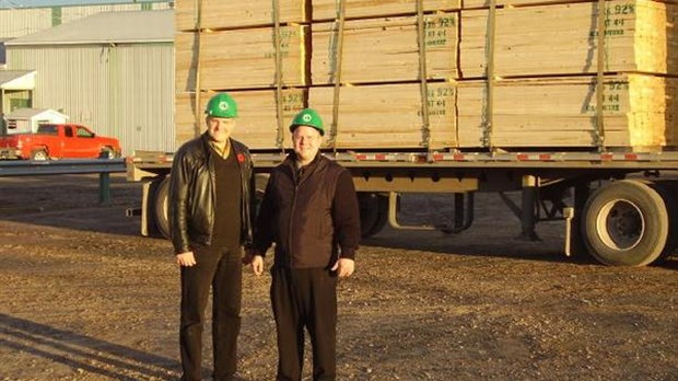 François Lapointe visite des industries de transformation du bois