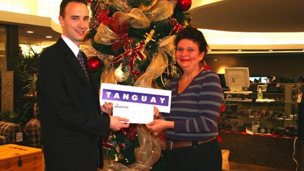 Tanguay remet 1 000 $ à la Maison de la famille