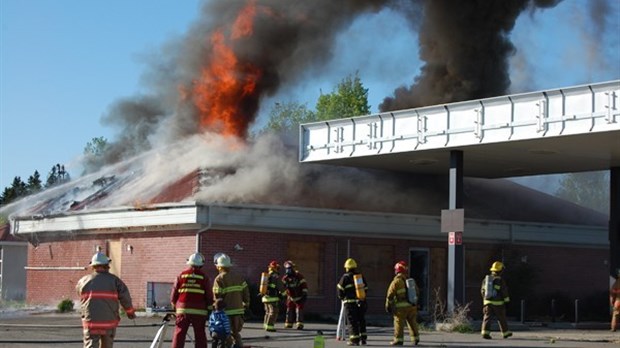 L’ancien Pétro-Canada rasé par les flammes