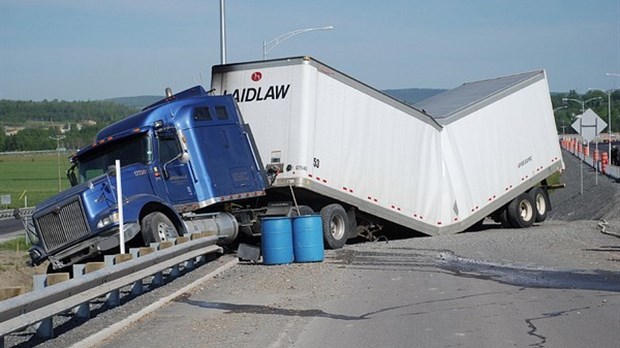 Poids lourd en difficulté sur la route 185