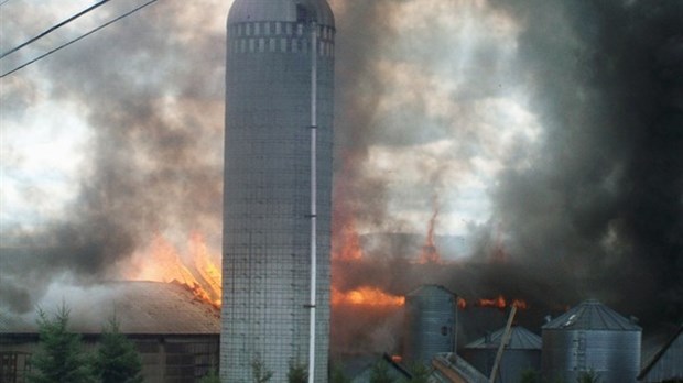 La Ferme Dupierre enr. rasée par les flammes