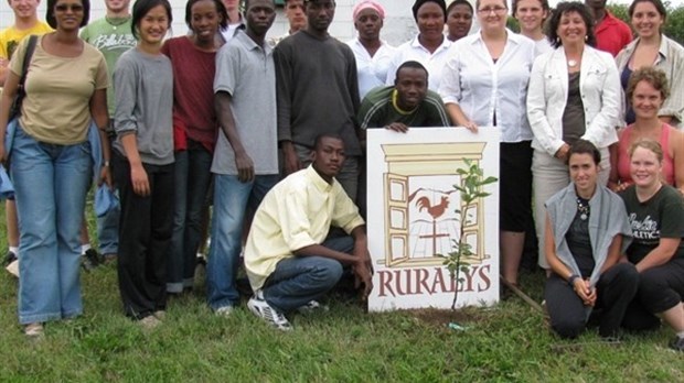 Ruralys fait don de six pommiers à Ville La Pocatière