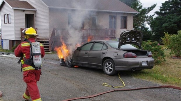 Voiture en feu à Saint-Antonin