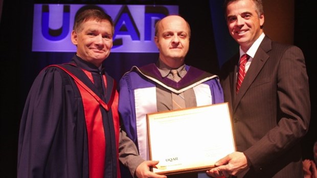 Bertrand Pelletier reçoit le Prix d’excellence des diplômés de l’UQAR