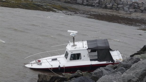 Un bateau de plaisance s'échoue sur le quai de Trois-Pistoles
