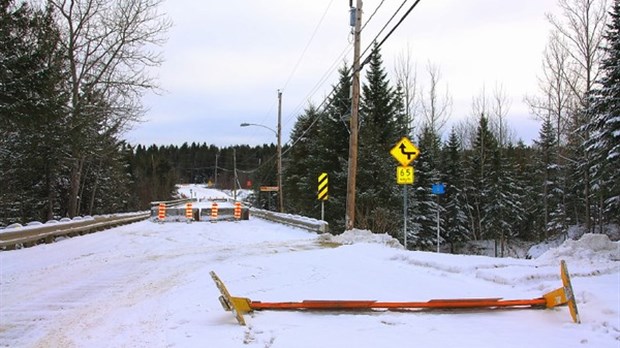 Fermeture du pont de la rivière Sénescoupé à Saint-Clément