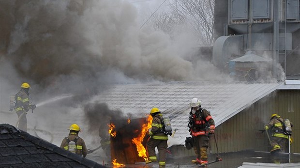 Un incendie ravage Armoires et Boiseries Rivière-du-Loup inc.