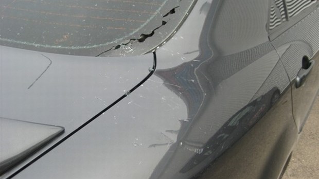 Une assiette atterrit sur sa voiture