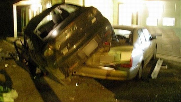 Un chauffard entre en collision... avec une maison