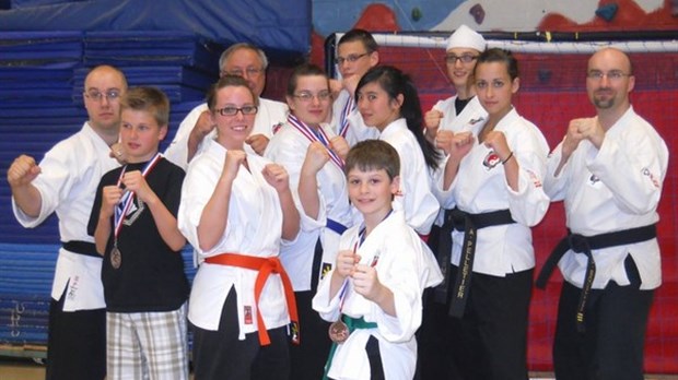 12 athlètes et officiels de la région à Karaté Kempo Sherbrooke