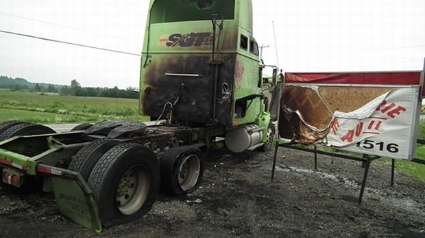 La roue d’un poids lourd éclate sur la Route 132