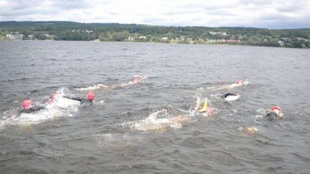 Un succès pour la traversée du lac Pohénégamook