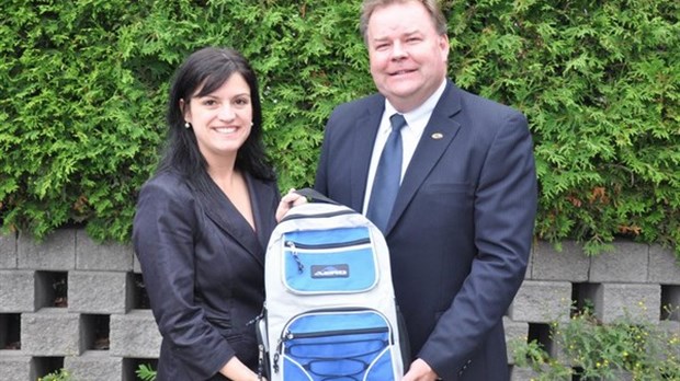 Bell Aliant remet des sacs à dos pour la rentrée scolaire