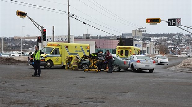 Feu rouge grillé suivi d'une collision