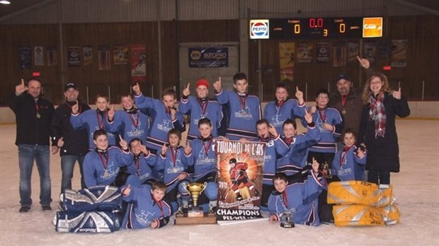 L'équipe pee-wee A Les Constructions Unic remportent le Tournoi de l'As Roch Voisine