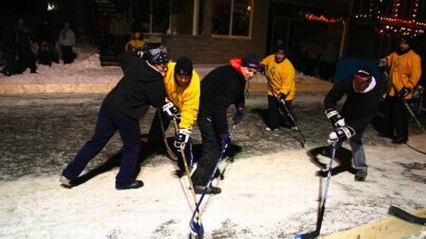 Tournoi de hockey balle sur la rue Lafontaine