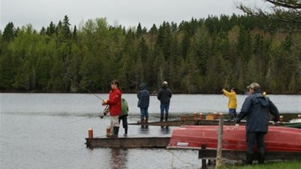 De jeunes pêcheurs en action