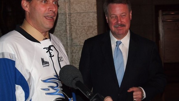 Guy Caron enfile le chandail des Sea Dogs