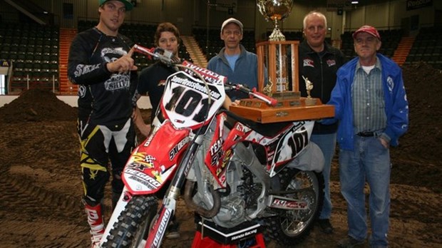 La table est mise pour le Motocross intérieur Coors Light