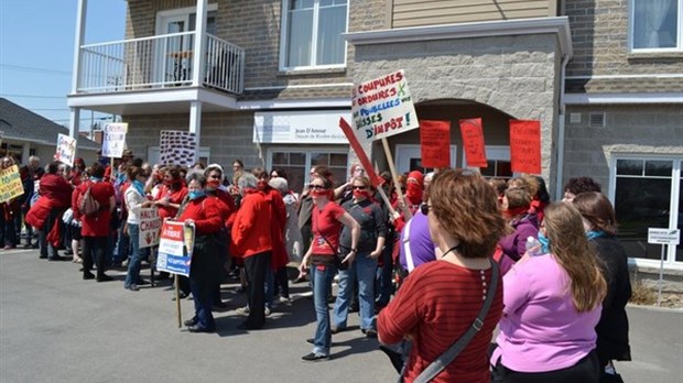 Manifestation devant le bureau de Jean D’Amour