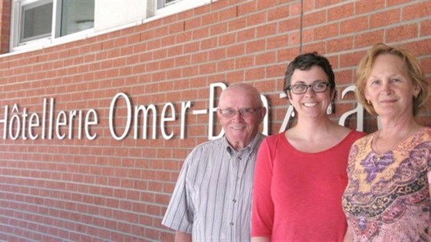 Des marcheurs remettent 1555$ à l’Association du cancer de l’Est du Québec