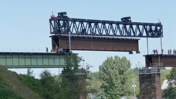 Pont du CN de la rivière Trois-Pistoles: les travaux vont bon train