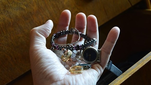Vols de bijoux dans un centre d'hébergement pour personnes âgées