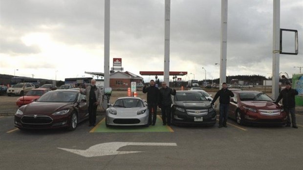 Des voitures électriques s'arrêtent à l'Hôtel Universel