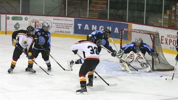 Les hockeyeurs midgets s’affrontent à Rivière-du-Loup