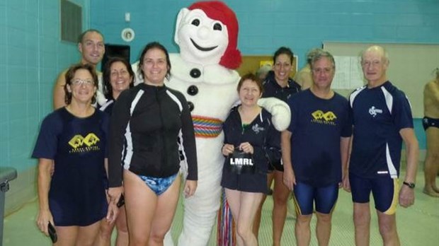 Les maîtres-nageurs performent avec Bonhomme Carnaval