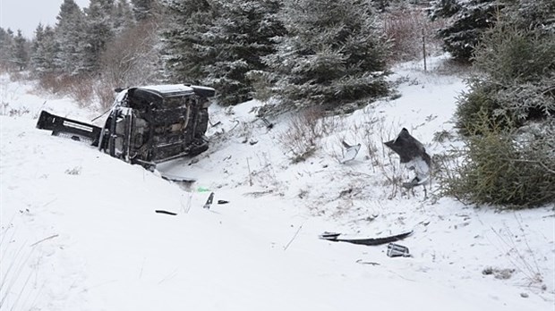 Sortie de route et capotage sur l'autoroute 20