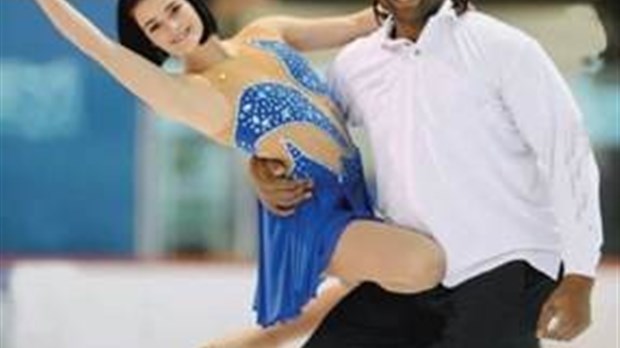 Jade Savannah Godin et Georges Laraque en spectacle avec les Arabesques