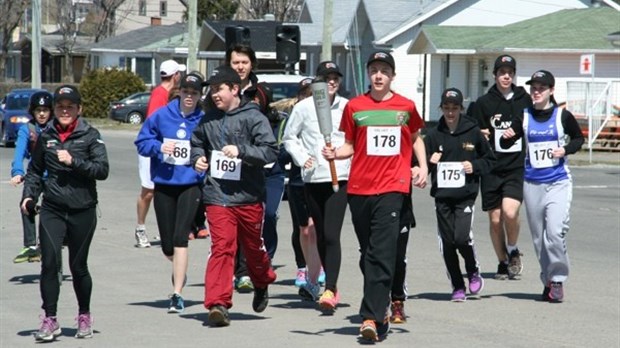 De jeunes athlètes portent la flamme des Jeux du Canada