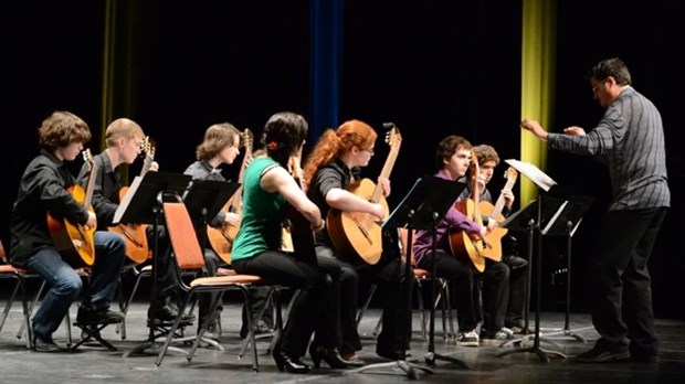 Le Festival-concours de musique: Un gros bateau à piloter