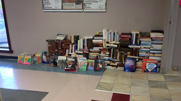 Impressionnante collecte de livres à la Caisse populaire Desjardins des Trois-Lacs