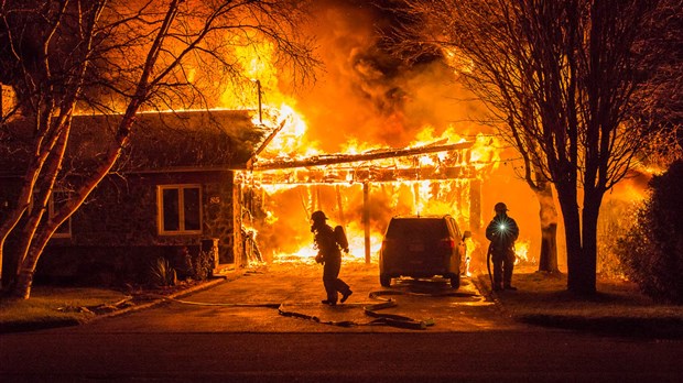 Une maison est la proie des flammes à Rivière-du-Loup