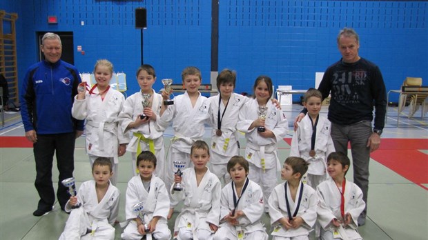 Six coupes Dynaco pour le club Judo-Tani