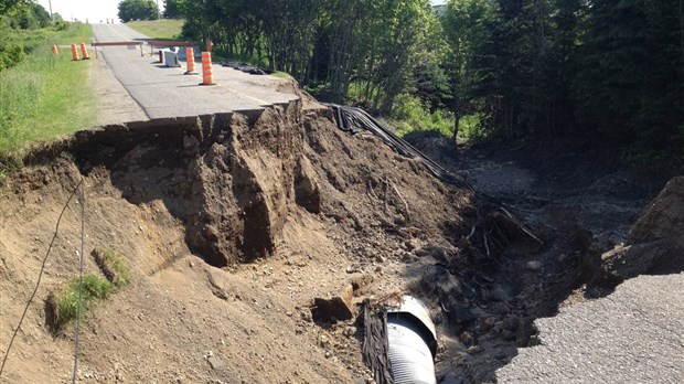 Une portion de route emportée par les eaux à Saint-Éloi