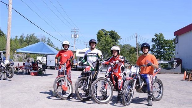 Compétition de moto et vélo trial