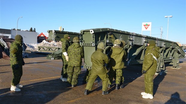 Des militaires construisent un pont au magasin Canadian Tire