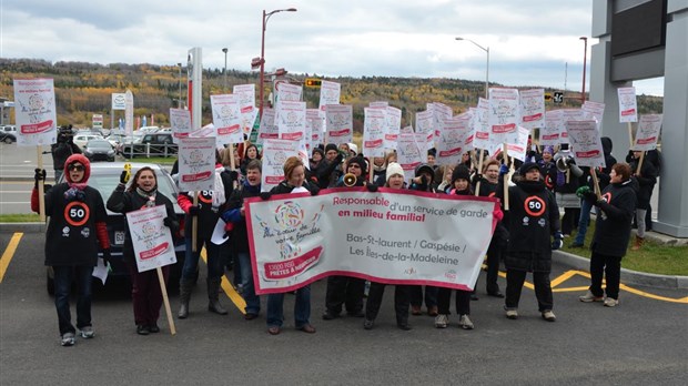 Plus de 100 RSG manifestent devant le bureau du ministre Jean D’Amour